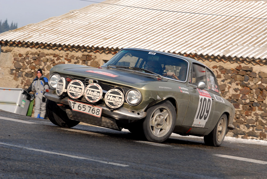 Bent Mikkelsen og Jens Gandrup er på vej mod deres hidtil bedste resultat i Rallye Monte-Carlo Historique. Den champagnegrønne Alfa Romeo blev presset hårdt som her på Col de la Fayolle.
(Foto: Michael Eisenberg)